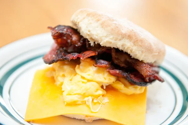 Ovo Saudável Bacon Cristpy Sanduíche Queijo Biscoito Leitelho Caseiro — Fotografia de Stock