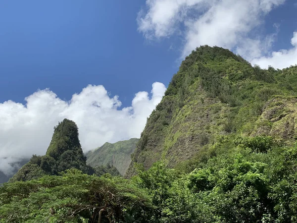 Eine Nahaufnahme Einer Grünen Berglandschaft Aus Vulkangestein Auf Der Insel — Stockfoto