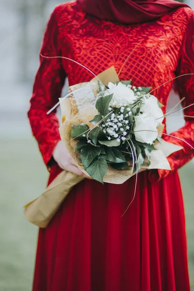 Una Sposa Abito Rosso Che Tiene Mazzo Nozze Pulito Con — Foto Stock