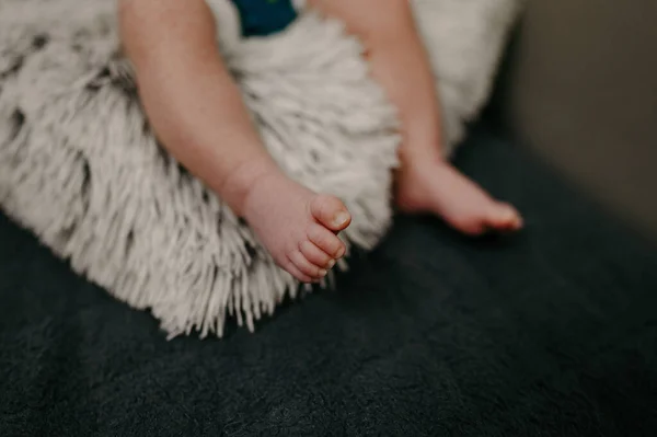 Selective Focus Shot Infant Legs Feet — Stock Photo, Image