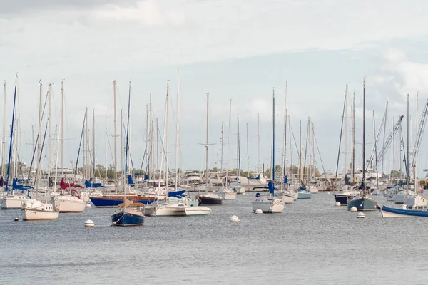 Boten Zee Veroverd Vanaf Het Strand Een Zonnige Dag — Stockfoto