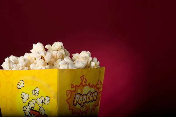 Närbild Bild Bild Välsmakande Popcorn Med Mörkröd Bakgrund — Stockfoto