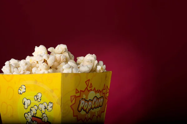 Primer Plano Sabrosas Palomitas Maíz Con Fondo Rojo Oscuro —  Fotos de Stock