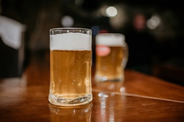 Eine Selektive Fokusaufnahme Eines Bierglases Auf Dem Holztisch — Stockfoto