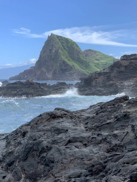 Ein Küstenblick Auf Die Vulkanischen Felsen Ozean Die Der Bucht — Stockfoto