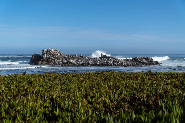 Het Prachtige Landschap Van Golven Spatten Stenen Het Midden Van — Stockfoto