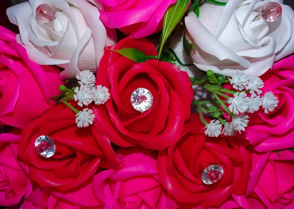 Zbliżenie Pięknej Aranżacji Różowych Sztucznych Róż — Zdjęcie stockowe