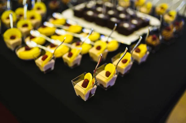 Tiro Foco Seletivo Uma Mesa Fourchette Com Lanches Sobremesa — Fotografia de Stock