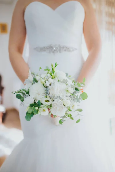 Una Sposa Elegante Posa Con Bouquet Sposa Bianco — Foto Stock