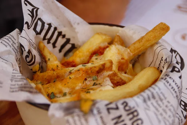 Deliciosas Batatas Fritas Com Queijo Especiarias — Fotografia de Stock