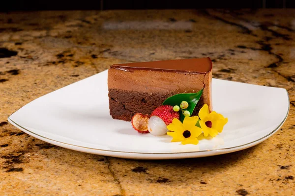 Eine Scheibe Schokoladenkuchen Und Mousse Mit Gelben Blüten Litschi Auf — Stockfoto