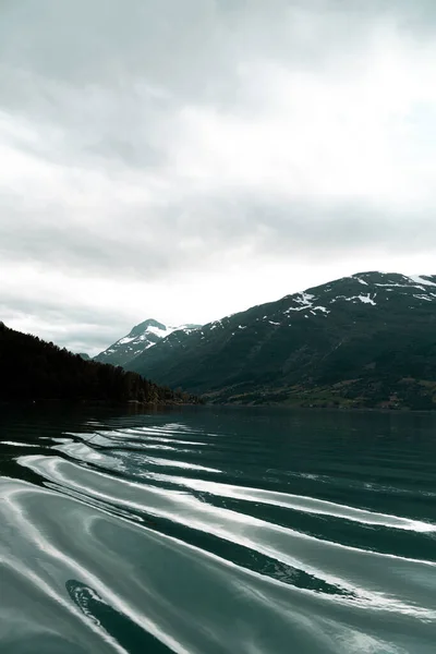 Tiro Vertical Lago Cercado Por Colinas Florestadas Sob Céu Nublado — Fotografia de Stock