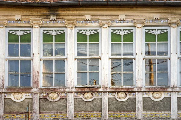 Ein Genauerer Blick Auf Die Alten Fenster Eines Alten Gebäudes — Stockfoto