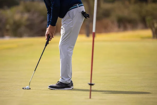 Jogador Golfe Masculino Batendo Bola Durante Jogo — Fotografia de Stock