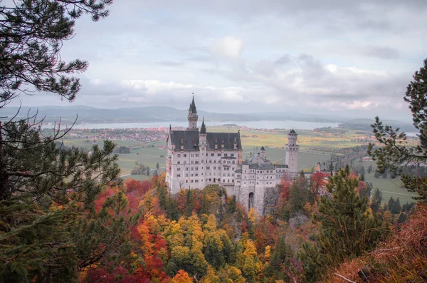 Uma Vista Fascinante Castelo Neuschwanstein Uma Colina Com Montanhas Outono — Fotografia de Stock