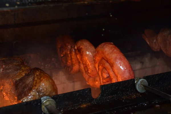香喷喷的香肠和牛排一起放在烤架上 美味极了 — 图库照片