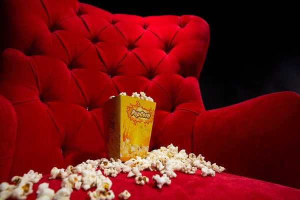 Eine Nahaufnahme Von Popcorn Auf Einem Roten Kinosessel Dunkeln Kinokonzept — Stockfoto