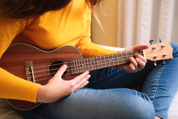 Close Uma Garota Tocando Ukulele — Fotografia de Stock