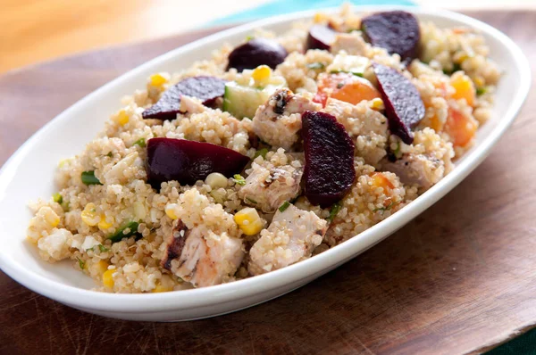 Salade Betteraves Quinoa Poulet Repas Riche Protéines Sain — Photo