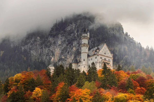 Una Vista Fascinante Del Castillo Neuschwanstein Una Colina Con Montañas — Foto de Stock