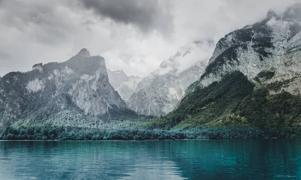 Ένα Μαγευτικό Τοπίο Από Βουνά Και Σύννεφα Κοντά Μια Λίμνη — Φωτογραφία Αρχείου