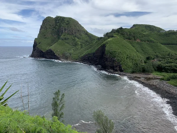 Una Vista Costiera Delle Rocce Vulcaniche Nell Oceano Che Schizza — Foto Stock
