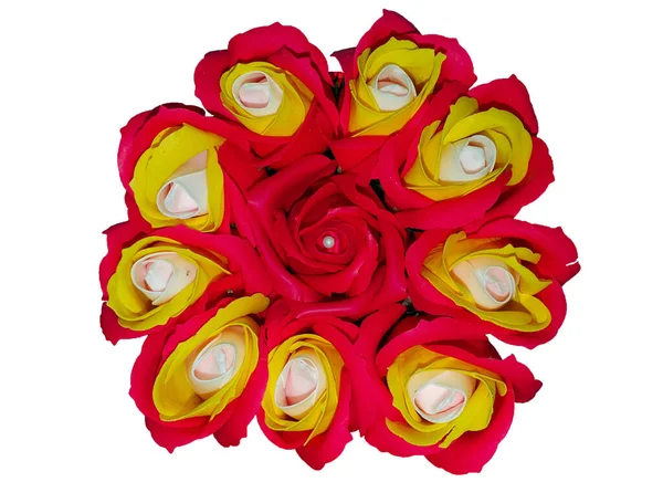 一束黄色和红色的人造玫瑰的特写 在白色的背景上隔离 — 图库照片