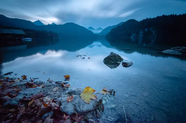 Μια Όμορφη Φωτογραφία Μιας Λίμνης Κοντά Στα Βουνά Μια Ζοφερή — Φωτογραφία Αρχείου