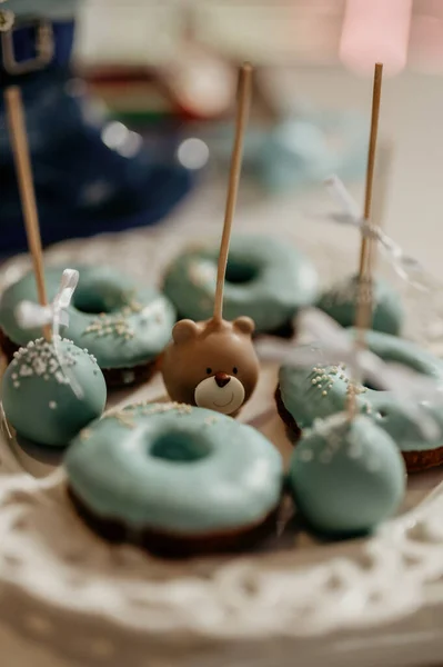 Een Verticaal Schot Van Donuts Zoete Ballen Een Beer Snoep — Stockfoto