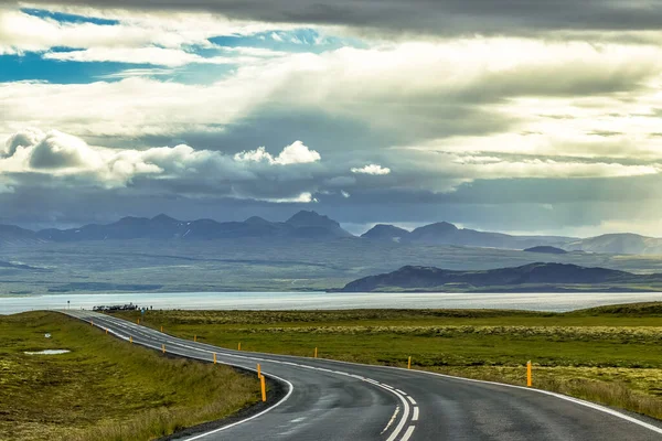 Завершена Дорога Оточена Пагорбами Полями Під Хмарним Небом Ісландії — стокове фото
