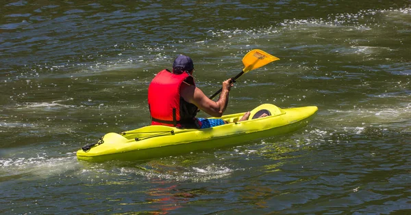 Una Persona Navegando Kayak Canoa Lago — Foto de Stock