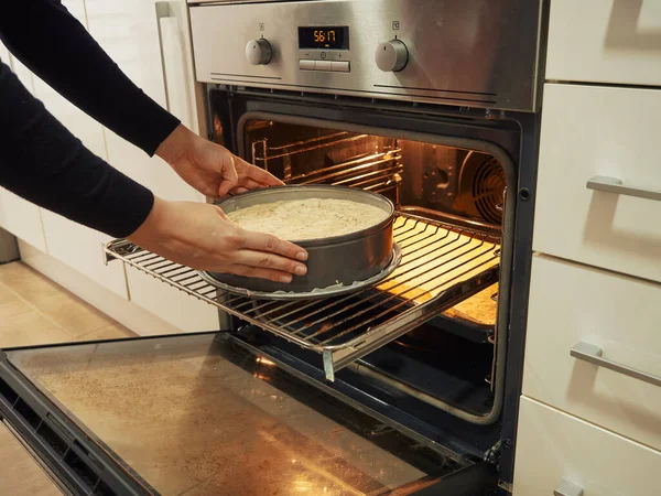 Primer Plano Una Mujer Poniendo Una Base Pastel Horno — Foto de Stock