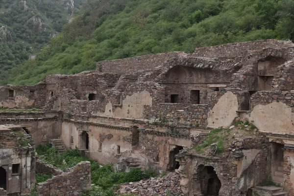 Las Ruinas Antiguo Edificio Cerca Bosque Verde Aldea Bhangarh Rajgarh — Foto de Stock