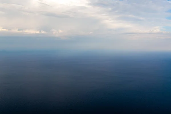 Una Vista Aperta Sul Mare Una Scogliera — Foto Stock