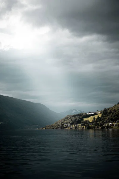 Colpo Verticale Lago Circondato Colline Boscose Sotto Cielo Nuvoloso — Foto Stock