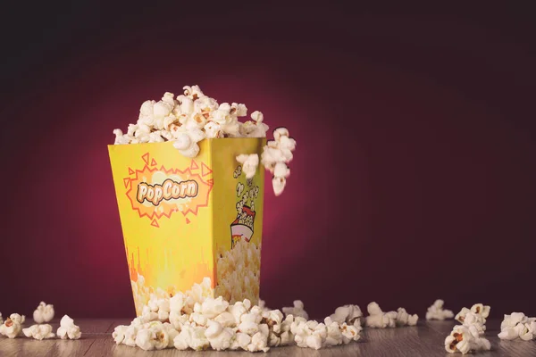 Closeup Shot Popcorn Table Dark Red Background — Stock Photo, Image