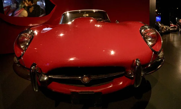 意大利图林 2018年5月10日 一辆红色60年代美洲虎E型车的车篷照片 它看起来像都灵国家汽车博物馆里一个奇怪的人脸 — 图库照片