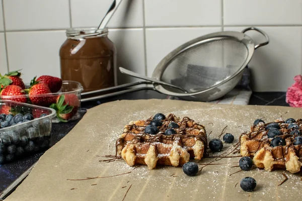 Eine Nahaufnahme Hausgemachter Belgischer Waffeln Mit Erdbeeren Und Blaubeeren — Stockfoto