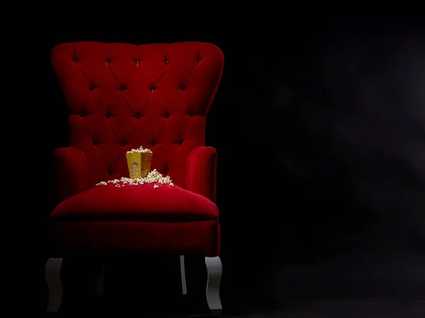 Eine Nahaufnahme Von Popcorn Auf Einem Roten Kinosessel Dunkeln Kinokonzept — Stockfoto