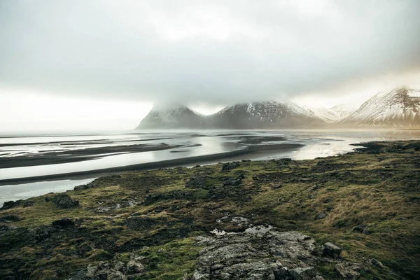 Tiro Close Lago Com Montanhas Nevadas Fundo — Fotografia de Stock