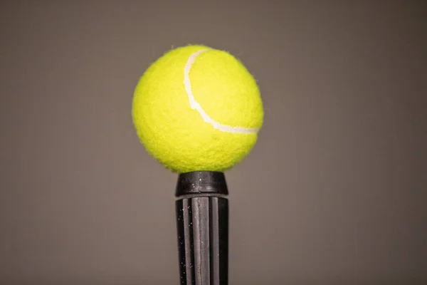 Uma Elegante Bola Tênis Verde Fixada Uma Vara Preta Balanceamento — Fotografia de Stock