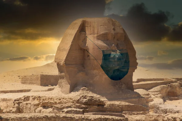 Grande Sfinge Giza Con Una Maschera Essa Sotto Cielo Nuvoloso — Foto Stock