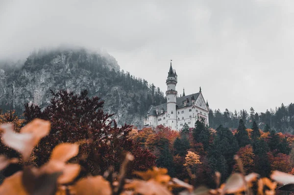 Una Vista Fascinante Del Castillo Neuschwanstein Una Colina Con Montañas — Foto de Stock