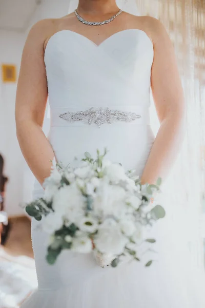 Невеста Белом Платье Бретелек Позирующая Свадебным Букетом — стоковое фото