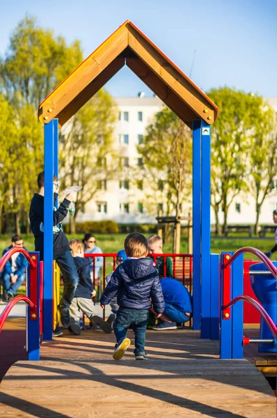 Poznan ポーランド 4月17 2019 ラタジェPの遊び場での機器の木製のプラットフォーム上の小さな少年 — ストック写真