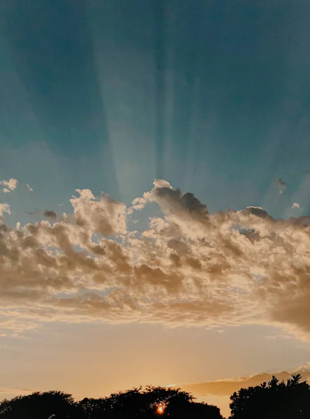 Μια Κάθετη Λήψη Από Ένα Όμορφο Ηλιοβασίλεμα Cloudscape Ακτίνες Του — Φωτογραφία Αρχείου