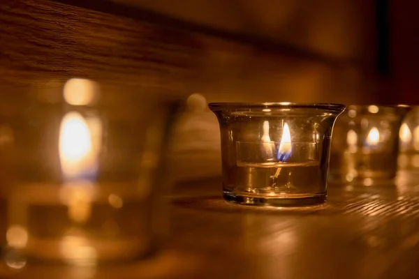 Мягкий Фокус Зажженный Гель Свечи Стекле Деревянной Поверхности — стоковое фото