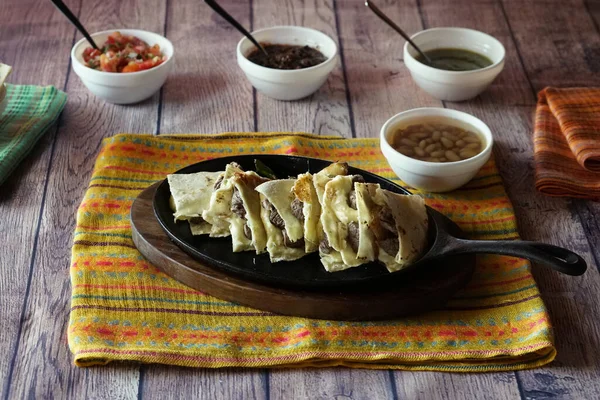 Primer Plano Delicioso Plato Con Queso Carne Colorido Mantel — Foto de Stock