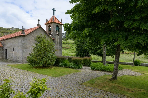 Una Capilla Medieval Portuguesa Con Hermoso Jardín Serra Freita — Foto de Stock