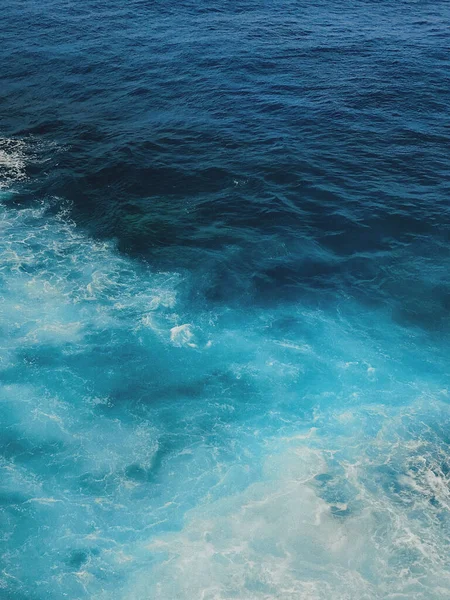 Farklı Renkte Sallanan Parlak Deniz Suyunun Havadan Görünüşü — Stok fotoğraf